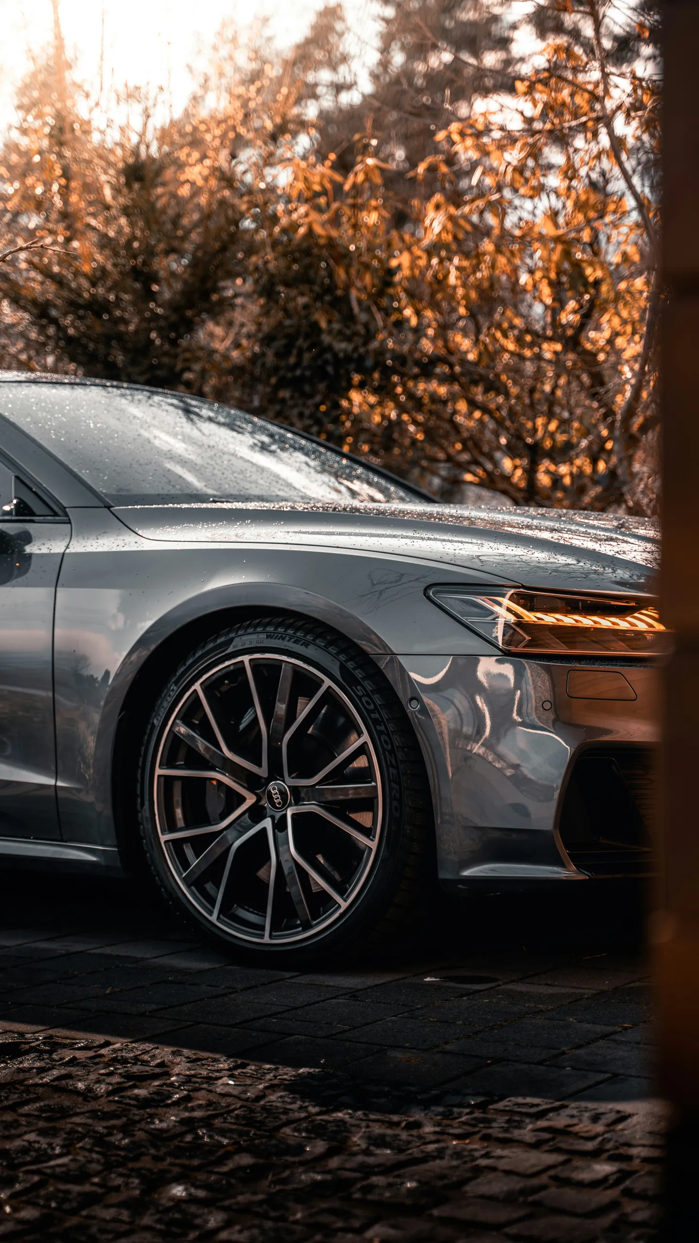 Auto przygotowane do detailingu z produktami pielęgnacyjnymi na masce