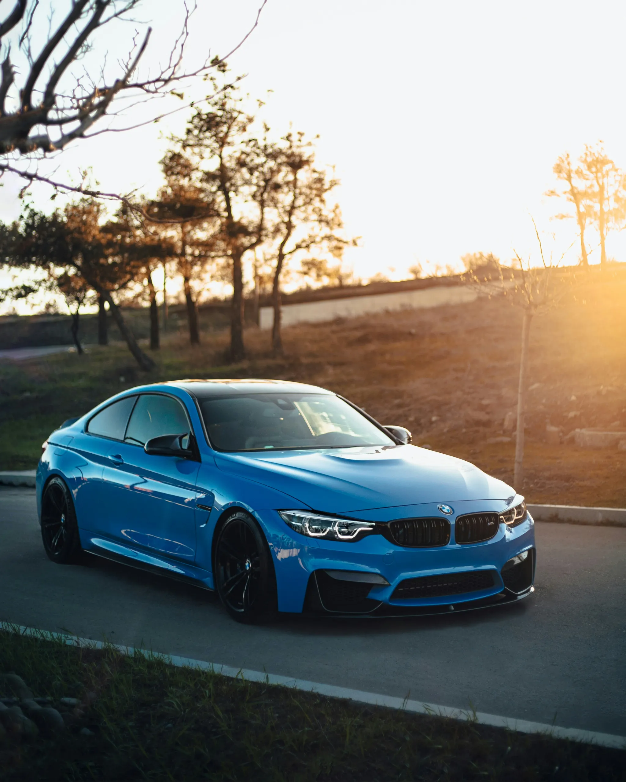 Niebieskie BMW M4 z wypolerowanym lakierem o zachodzie słońca