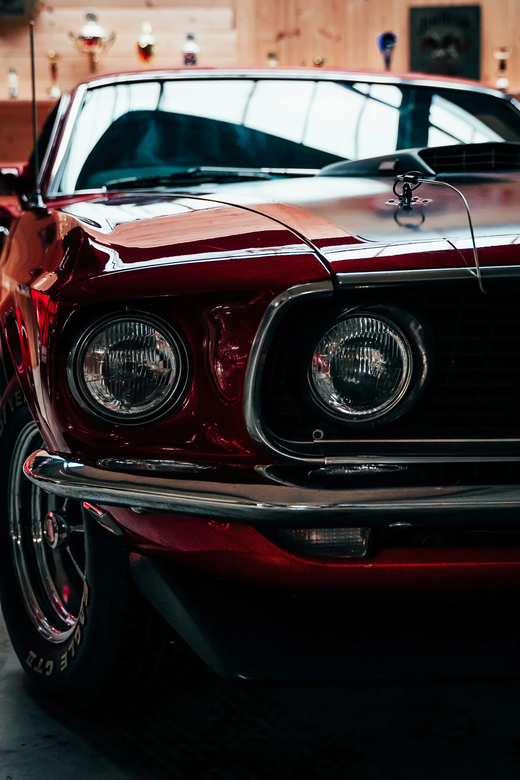Bordowy klasyczny Ford Mustang wypolerowany na lustrzany połysk po polerowaniu, lustrzany połysk